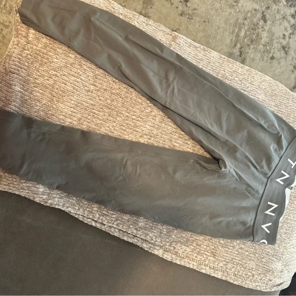 NVGTN Charcoal Sport Seamless Leggings - Picture 5 of 5